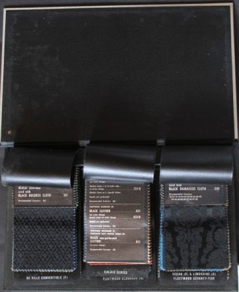 Cadillac Modelprogram Color and Upholstery in 2 aluminium Dealer-Leathermaps with Metallogo (2369)